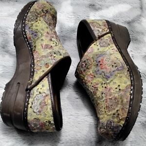 Sanita Women's Yellow Floral Clogs    Size 6.5 (37)